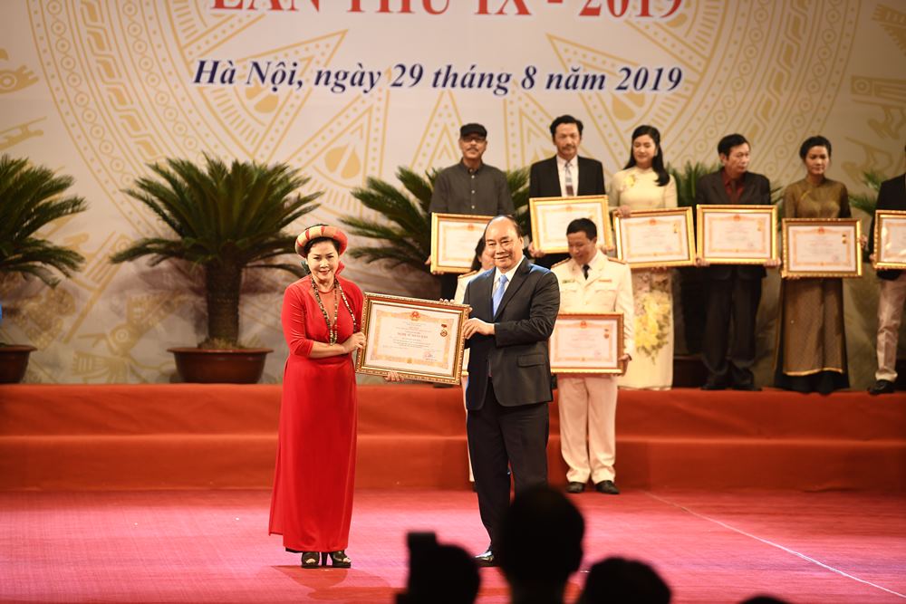 Cùng trong ê-kíp Táo quân được lên nhận danh hiệu NSND năm nay là NSƯT Minh Hằng. Ngoài vai diễn Táo bà, cô còn được biết đến với hàng loạt vở kịch sân khấu đình đám một thời như Ẩn diện Thiền Cô, Đời mưa gió, Người cha thầm lặng, Lời từ biệt tình yêu, Khát vọng sống, Trạng Quỳnh. 