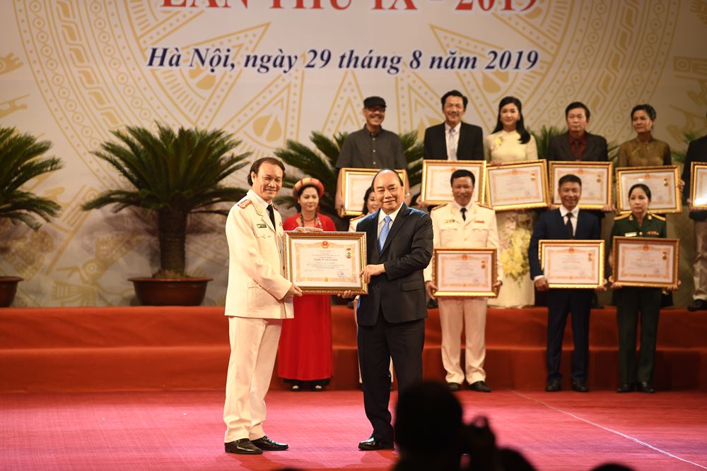 Ông trùm Cấn trong "Quỳnh búp bê" xuất hiện bên thủ tướng Nguyễn Xuân Phúc trong màu áo quân phục. Sau những vai diễn phản diện đầy mưu mô ít ai biết nam diễn viên Nguyễn Hải lại là một nghệ sĩ thuộc biên chế đoàn kịch nói Công An Nhân Dân. Ngoài ra ông còn đảm nhiệm chức vụ phó trưởng đoàn với cấp bậc Đại tá. Năm 2012 ông được trao tặng danh hiệu NSƯT và trong đợt xét duyệt năm 2019 ông tiếp tục được nhà nước trao danh hiệu NSND sau những đóng góp không ngừng nghỉ cho nghệ thuật sân khấu và điện ảnh. 