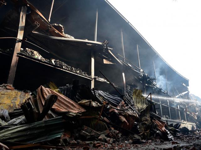 Tin tức trong ngày - Nóng 24h qua: Khuyến cáo sơ tán trẻ nhỏ, người già sau vụ cháy Rạng Đông