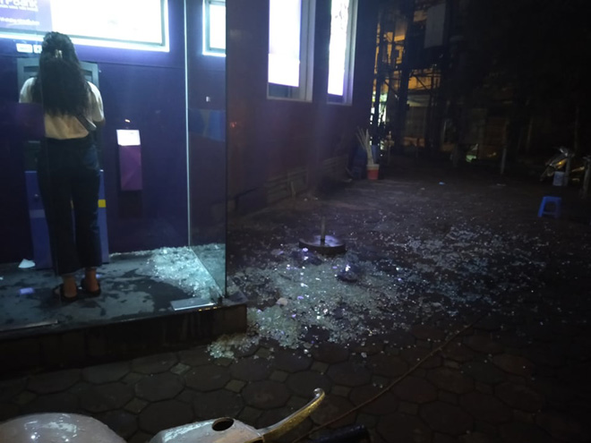Cửa kính bốt ATM ở phố Tân Mai, quận Hoàng Mai bất ngờ vỡ toang sau cơn gió mạnh.