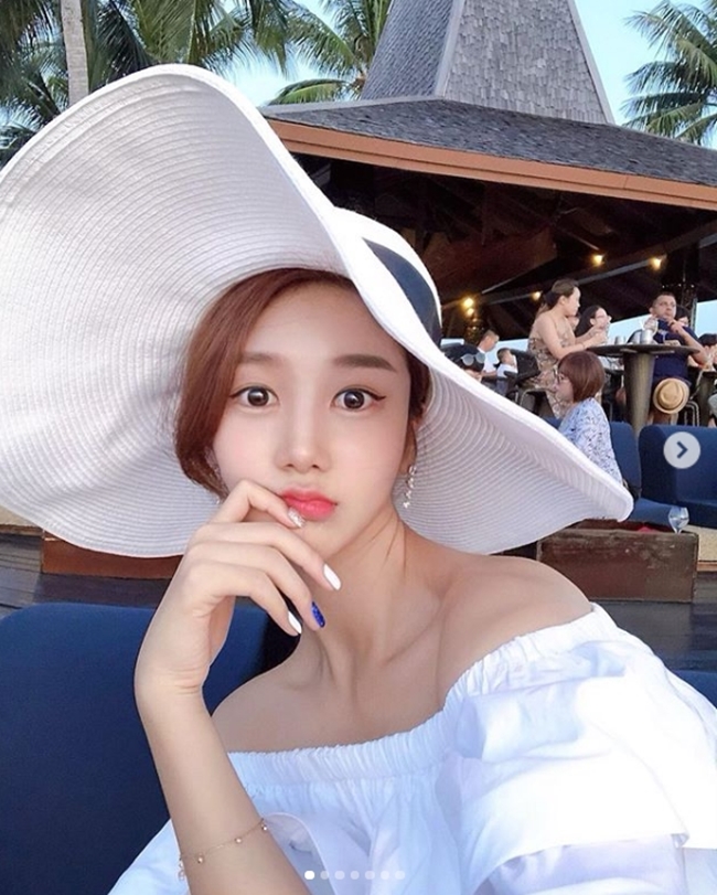 Kính râm và mũ đội đầu cũng không thể thiếu trong quy trình bảo vệ da của Lee Tae Yeon.