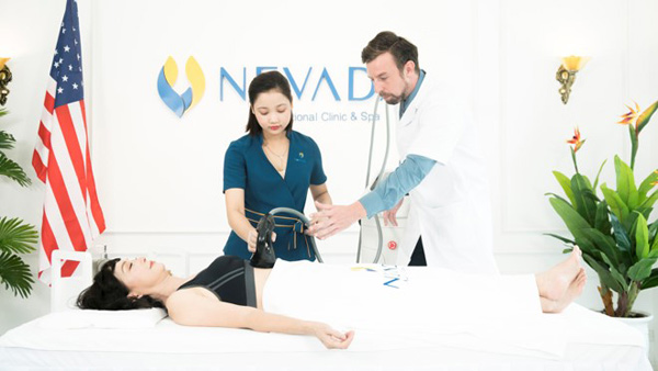 NSND Lê Khanh đang giảm mỡ bụng tại Nevada