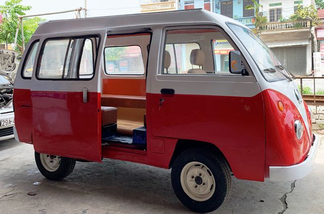 Chiếc xe do nam sinh Việt Cường chế tạo có thể chở được 12 người. Ảnh: Dân Trí.