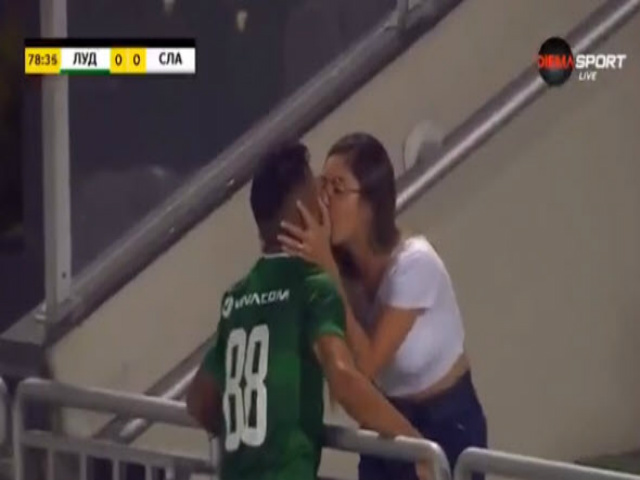 Bóng đá - Hy hữu: Cầu thủ ăn mừng "khóa môi" bạn gái, ngã ngửa trọng tài tước bàn thắng