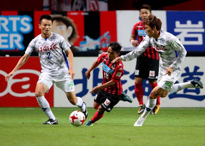 Chanathip (áo đỏ ở giữa) chơi cực tốt tại J1 League