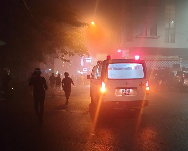 Xe cứu thương được điều đến hiện trường vụ cháy. 