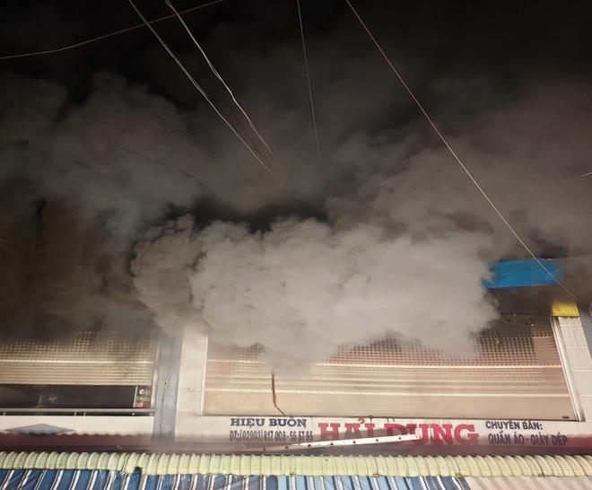 Cột khói bốc cao hàng chục mét. 