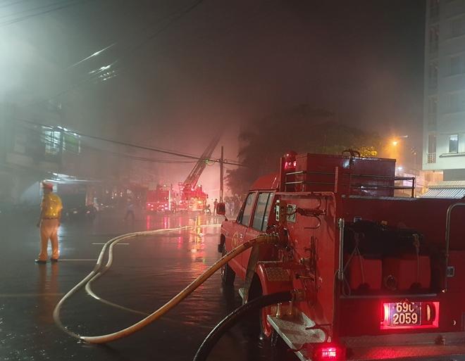 Cháy lớn ở chợ đầu mối Cà Mau, 5 người bị thương - 5