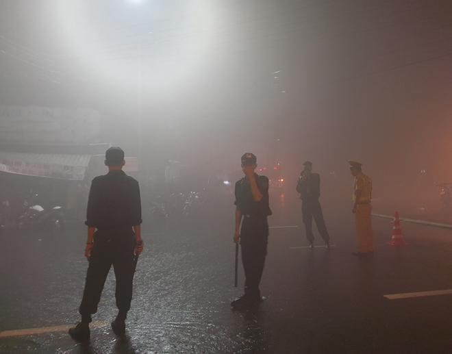 Công an tỉnh Cà Mau bảo vệ công tác chữa cháy. 