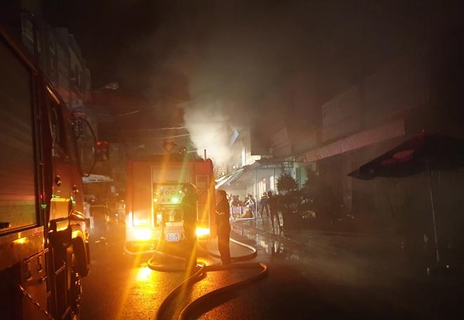 Cảnh sát PCCC Công an tỉnh Cà Mau nỗ lực dập tắt đám cháy. 