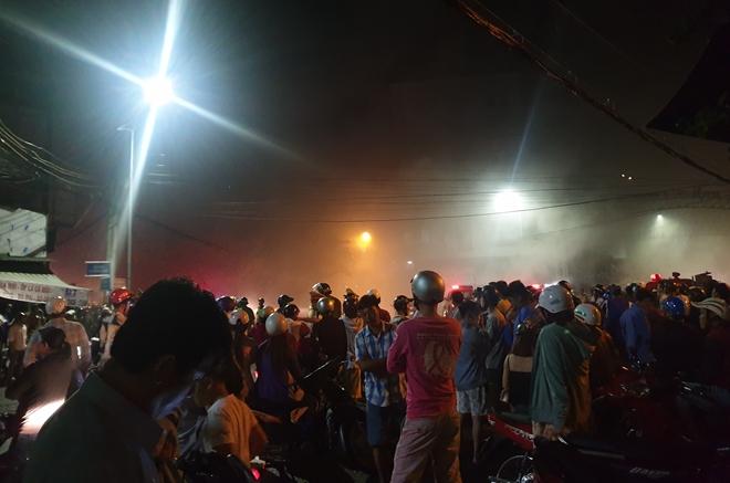 Đám cháy gây náo loạn khu vực chợ đầu mối phường 7. 