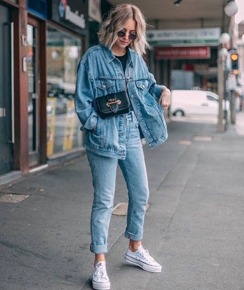 2.Denim on denim luôn đáng để thử: Những set đồ dạng matchy-matchy chưa bao giờ lỗi mốt và kiểu mặc toàn denim từ đầu tới chân cũng vậy.