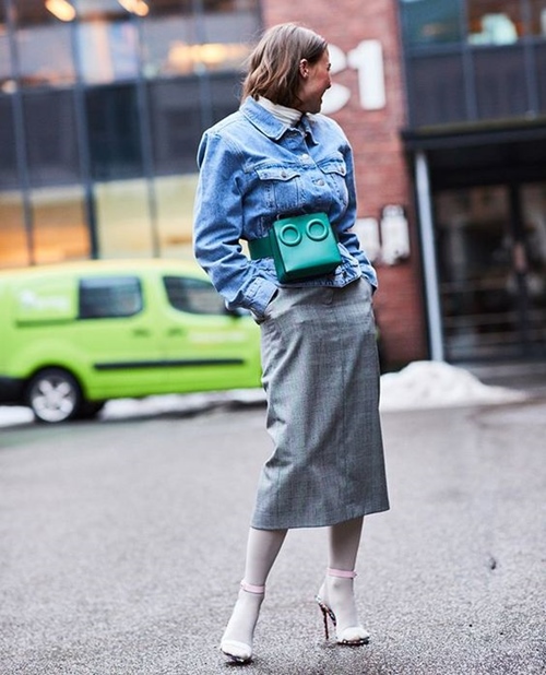 8.Thời thượng với mốt túi đeo hông: Nếu không sẵn một chiếc belt phù hợp, dùng luôn mốt túi đeo hông đang hot để chinh phục áo khoác denim cũ kỹ.