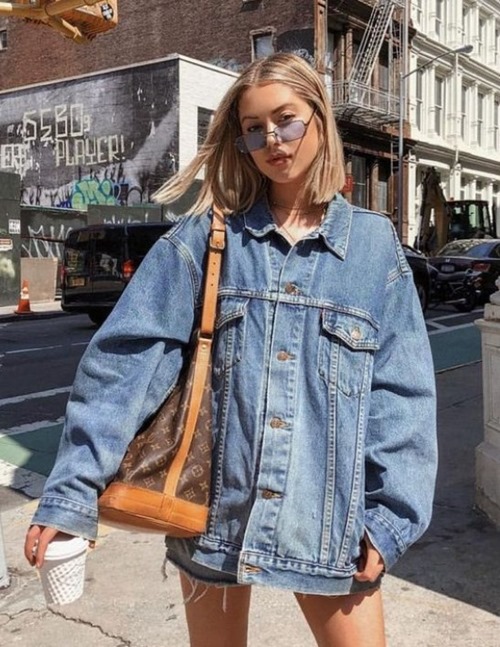 9.Khoe chân thon với mốt giấu quần: Kiểu áo khoác denim dáng dài có thể dùng như công cụ khoe đôi chân thon dài hiệu quả khi bạn mặc thành kiểu giấu quần.