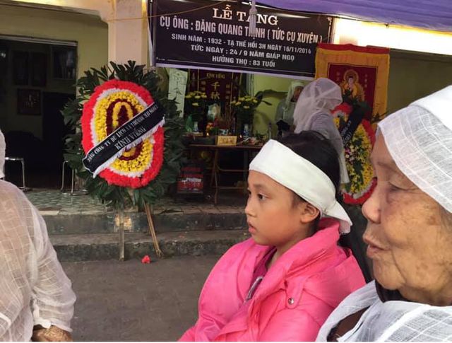 Hình ảnh con gái Phương Thanh trong đám tang ông nội