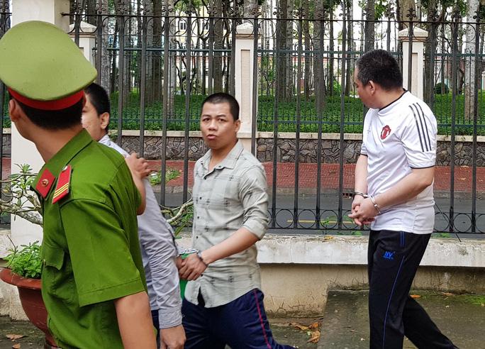 Bị cáo Nhiên quay mặt chỗ khác khi thấy phóng viên ghi hình