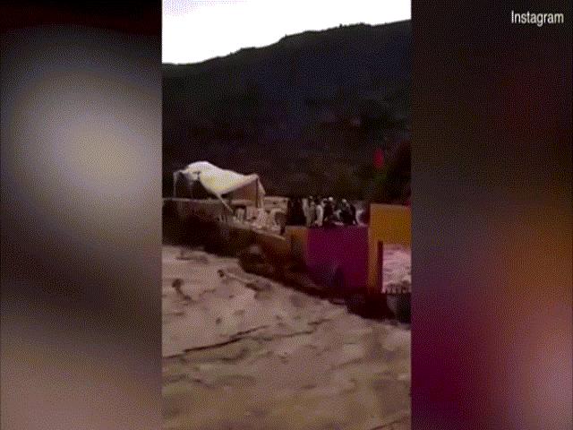 Thế giới - Khoảnh khắc 7 người xấu số bị lũ khủng khiếp cuốn chết khi xem bóng đá ở Morocco