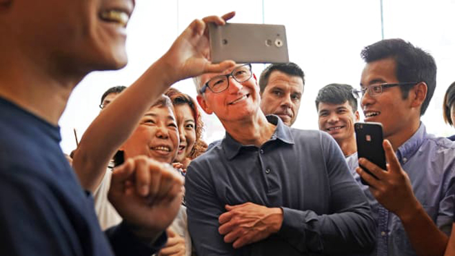 Nhân vật trung tâm: CEO Apple - Tim Cook.