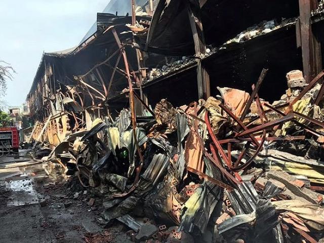 Tin tức trong ngày - Thu hồi văn bản cảnh báo ô nhiễm môi trường sau vụ cháy Cty cổ phần Rạng Đông