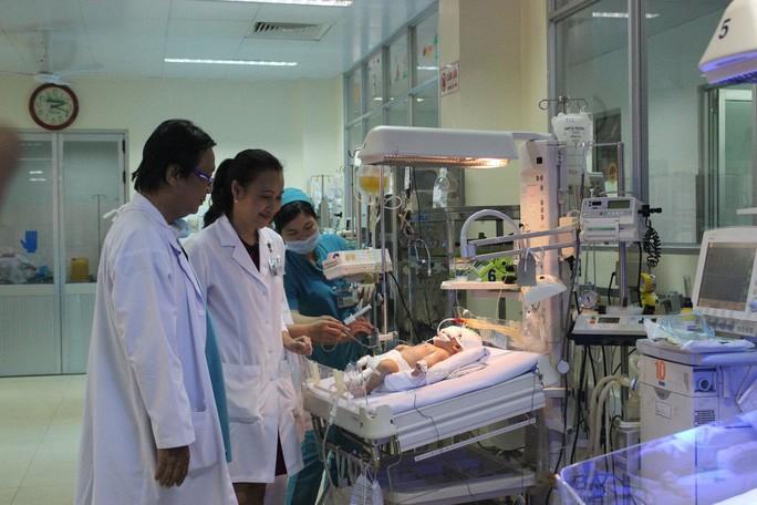 Bé Phát được các bác sĩ Bệnh viện Nhi Đồng 1 và Bệnh viện 115 cứu sống một cách diệu kỳ. Ảnh: NGUYỄN THẠNH