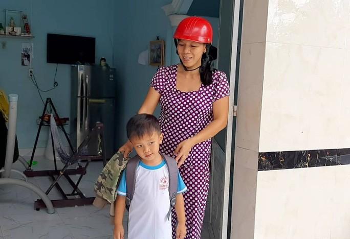 Cổ của bé bị nghiêng sang bên phải do di chứng bị đâm thấu sọ