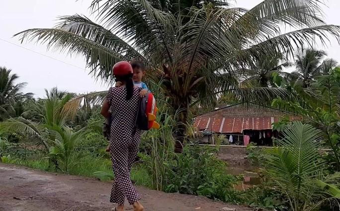 Hằng ngày, Phát được mẹ bồng đến trường