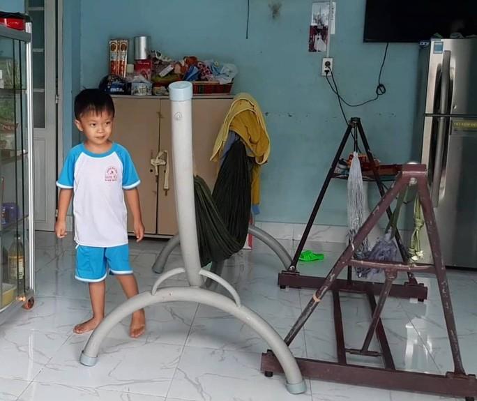 Chân trái của bé rất yếu