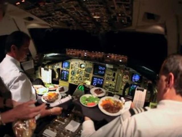 Phi thường - kỳ quặc - Vì sao cơ trưởng, cơ phó không bao giờ dùng suất ăn giống nhau?