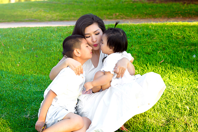 Nguyễn Hồng Nhung luôn dạy các con phải thương yêu nhau, dù hai bé là anh em cùng mẹ khác bố.