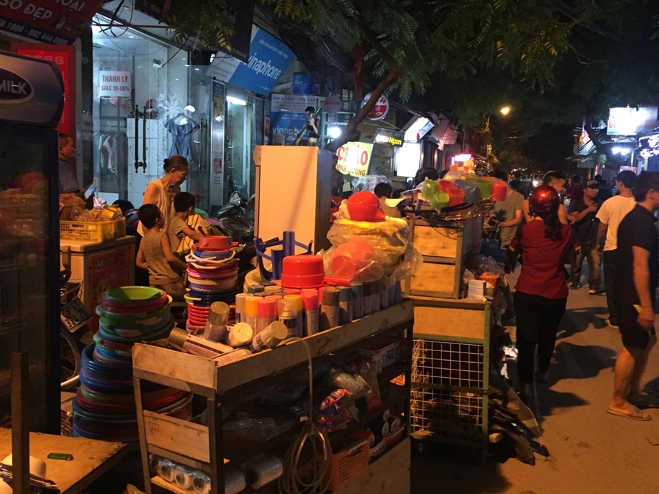 Người dân sơ tán sau đám cháy tại công ty Rạng Đông. 