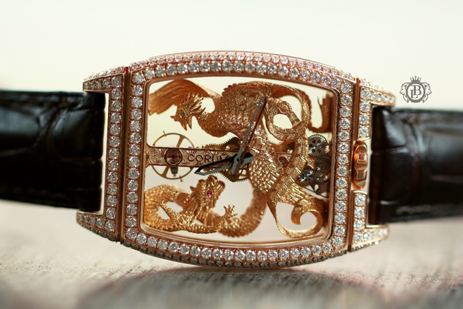 Mặt số đồng hồ Corum thật thường được in rất nhỏ so với tổng thể đồng hồ