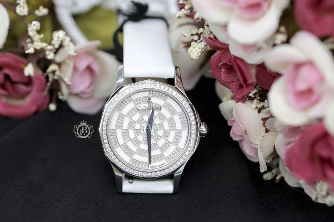 Bộ máy bên trong của sản phẩm chính hãng nếu bạn để ý chạy rất êm, tiếng không bị kêu to như chiếc đồng hồ Corum fake.