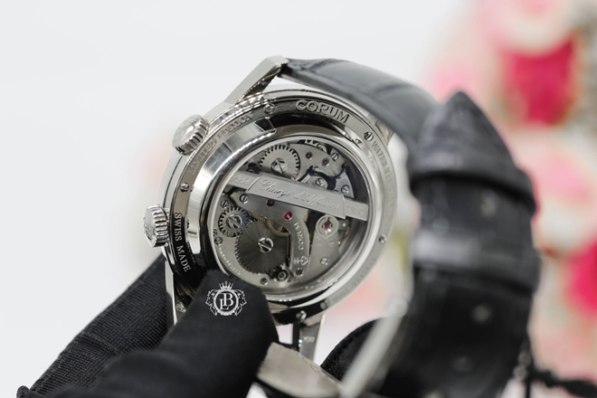 Đồng hồ Corum chính hãng có logo và mặt số bao giờ cũng in sắc nét, các nét chữ đồng đều không bị nhòe nhoẹt bởi mực in.