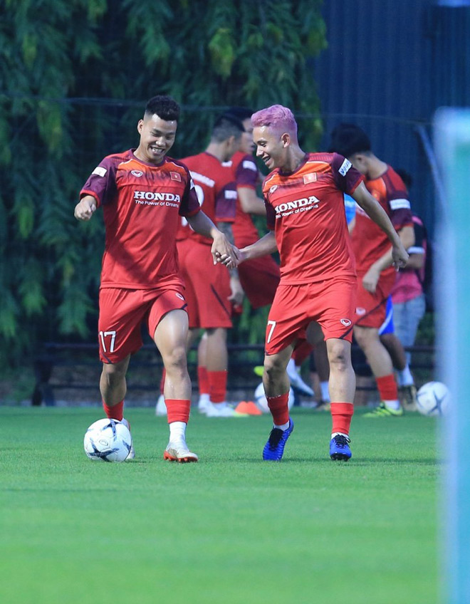Kiểu đầu mới của Hồng Duy – Văn Thanh nổi bật giữa sân tập