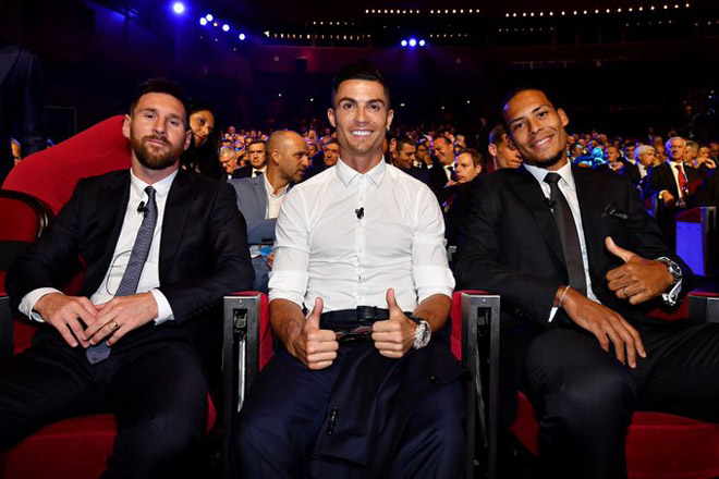 Messi ngồi cạnh Ronaldo trong buổi lễ bốc thăm vòng bảng Champions League