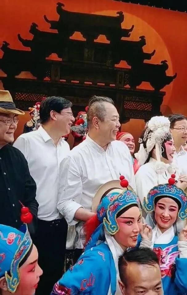 Mới đây cư dân mạng chia sẻ bức hình "Hòa Thân" có mặt trong một buổi biểu diễn. Bên cạnh ông còn có sự góp mặt của nghệ sĩ Trương Thiết Lâm - người thường xuyên đóng vai vua Càn Long.