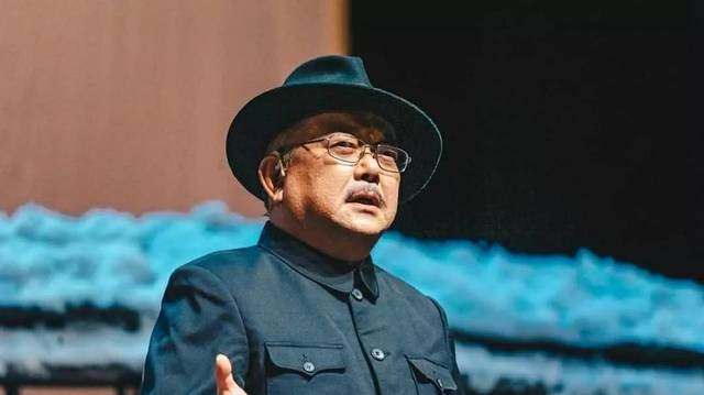 Nam nghệ sĩ vẫn miệt mài tham gia biểu diễn ở tuổi đáng ra phải được nghỉ ngơi.