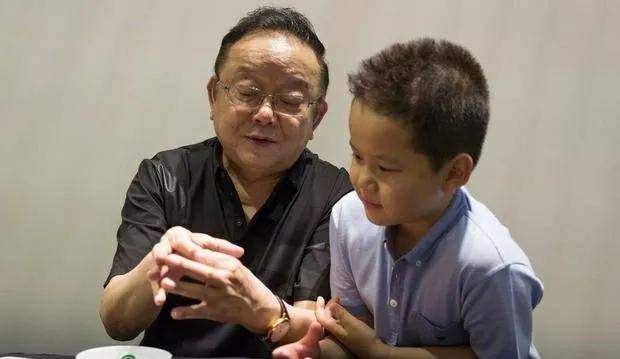 Con trai hiện tại của "Hòa Thân" năm nay 11 tuổi. Lúc vợ mang bầu, ông rất lo lắng. Khi đó, con gái lớn của ông cũng sắp kết hôn. Ông chưa chuẩn bị tinh thần để có thêm con nhỏ khi đã về già. Khi con chào đời, ông dành mọi tình yêu thương cho con. Những lúc đi diễn xa, Vương Cương vẫn lặn lộn đi về nhà trong ngày để thăm con.