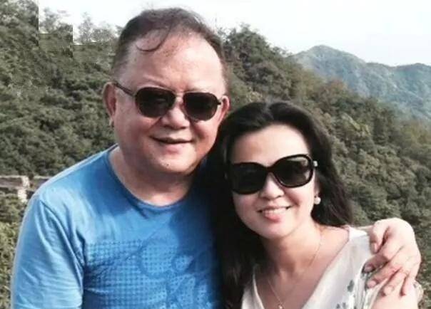 Vợ thứ ba của Vương Cương mang nét đẹp mộc mạc. Dù kém chồng 20 tuổi, Trịnh Diễm Đông luôn ủng hộ ông xã.
