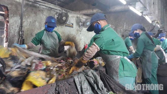 Công nhân Nhà máy xử lý rác thải TP Cà Mau đang phân loại rác.