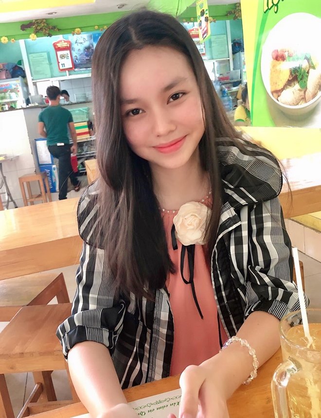 Ngoài đời, Trà My ăn vận rất đơn giản, trẻ trung đúng với tuổi thật.