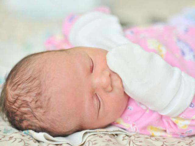 Sức khỏe đời sống - Có nên đeo bao tay cho trẻ sau vụ bé sơ sinh phải tháo bỏ 2 đốt tay hoại tử?