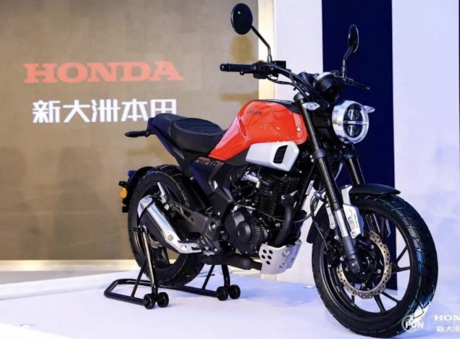 Cụ thể Honda CBF190TR có phong cách scrambler tân cổ điển vừa ra mắt tại thị trường Trung Quốc. Đây có thể là sản phẩm mà Honda đã dự tính từ trước khi đi theo chủ đề Neo-Sport Café cho gia đình Honda CB.