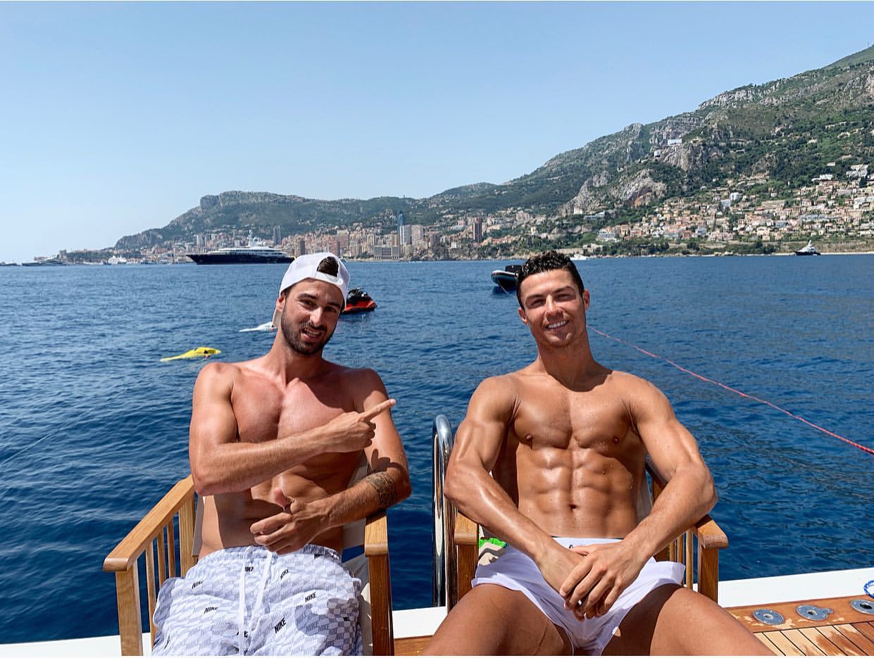 Chẳng ai trong giới cầu thủ đam mê kiểu quần ngắn cũn như Cristiano Ronaldo - 6