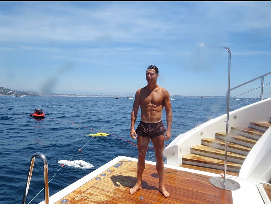 Với một ngoại hình không có điểm chê thế này, Ronaldo không nên mặc xấu đến thế.