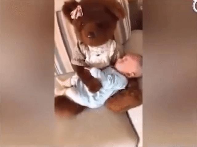 Video Clip Cười - Khi các ông bố bá đạo được trao nhiệm vụ ở nhà trông con ngày lễ