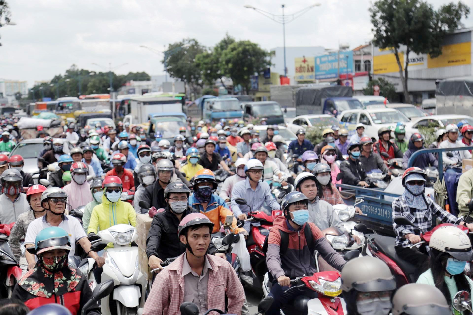 Hàng ngàn phương tiện “chôn chân” giữa trưa nắng
