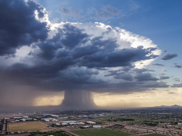 Media - "Bom mưa" khổng lồ chút cả ngàn lít nước xuống đất trong cùng một lúc