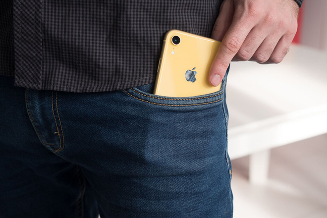 Người dùng thường có thói quen nhét smartphone vào túi quần.