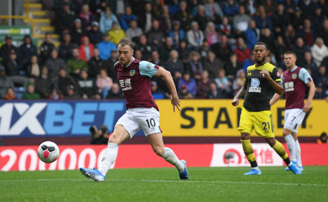 Ashley Barnes (trái) đang là tiền đạo chơi rất ấn tượng ở giải Ngoại hạng Anh năm nay
